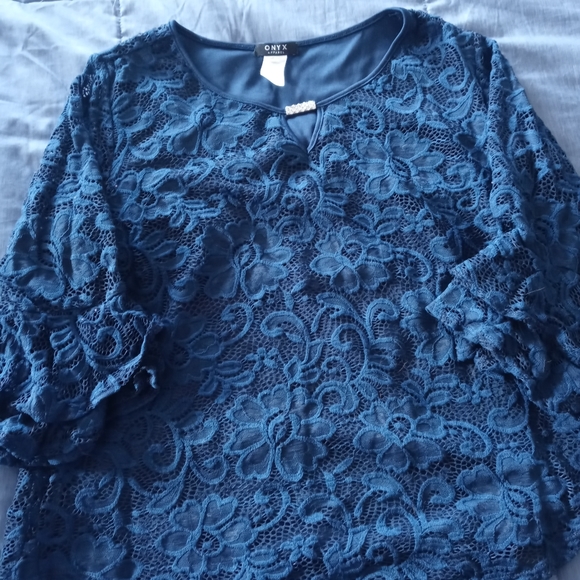 Onyx Apparel Women’s Navy Blue Lace Overlay Top Keyhole Neck Gem size XL - Picture 2 of 6